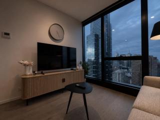 Skyline Suites - Floor-to-Ceiling Views, Level 38 - 9