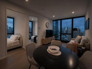Skyline Suites - Floor-to-Ceiling Views, Level 38 - 7