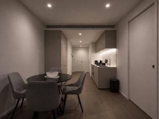 Skyline Suites - Floor-to-Ceiling Views, Level 38 - 6