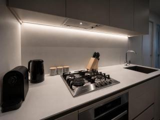 Skyline Suites - Floor-to-Ceiling Views, Level 38 - 4