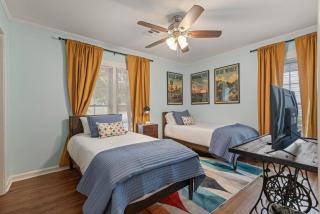 Retro 2BR King Bed Pet-Friendly TU Expo - 4