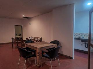 36 24 House Transit Hostel - 9