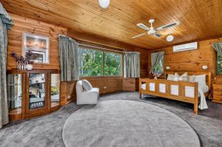 Honeysuckle Lodge 4BR Forest Escape - 8