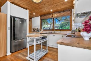 Honeysuckle Lodge 4BR Forest Escape - 4