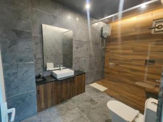 Huge King Suite - 7