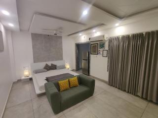 Huge King Suite - 2