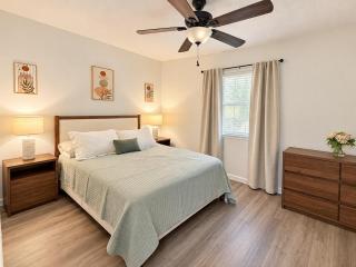 Central McAllen 2BR Sleeps 6 Free Parking - 1