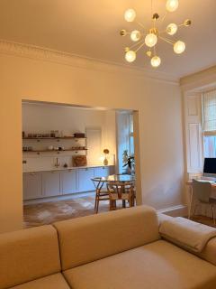 2 bed, 2 bath flat - private pet friendly garden - 0