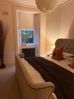 2 bed, 2 bath flat - private pet friendly garden - 9