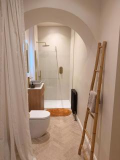 2 bed, 2 bath flat - private pet friendly garden - 8