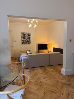 2 bed, 2 bath flat - private pet friendly garden - 7