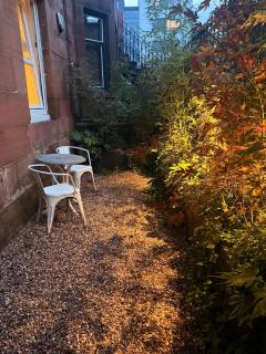 2 bed, 2 bath flat - private pet friendly garden - 6
