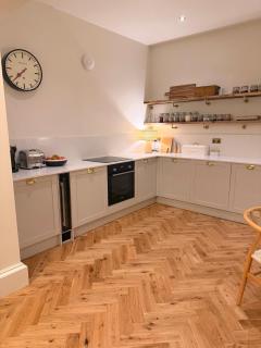2 bed, 2 bath flat - private pet friendly garden - 5