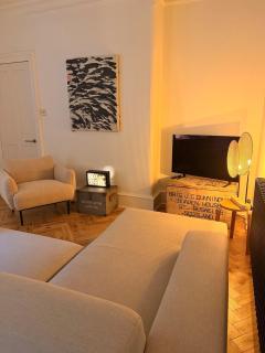 2 bed, 2 bath flat - private pet friendly garden - 2