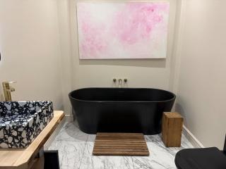 2 bed, 2 bath flat - private pet friendly garden - 1