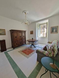 Soggiornare accanto a palazzo Chigi Albani - 5