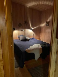Cozy Ski-in Cabin next to slopes and 2 Lift Passes - 2