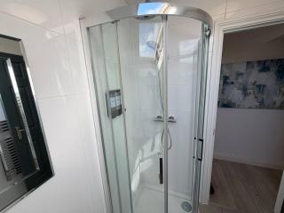 NEW Bedford 1-Bed Apartment FREE Car Parking - 3