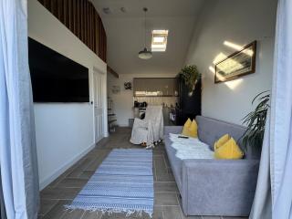 Cosy Garden Lodge, Sleeps 4-6, Walk to Station - 0