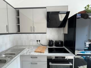 Cosy Garden Lodge, Sleeps 4-6, Walk to Station - 2