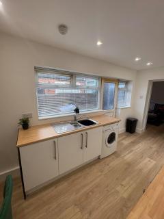 Modern 3-Bed Runcorn Home – Ideal for Longer Stays - 8