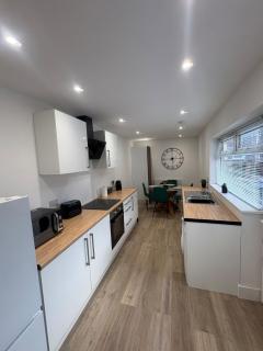 Modern 3-Bed Runcorn Home – Ideal for Longer Stays - 6