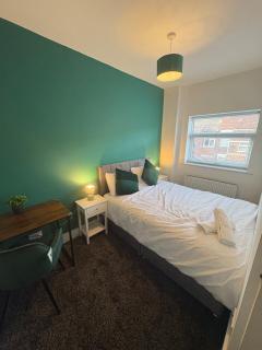 Modern 3-Bed Runcorn Home – Ideal for Longer Stays - 3