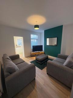 Modern 3-Bed Runcorn Home – Ideal for Longer Stays - 0