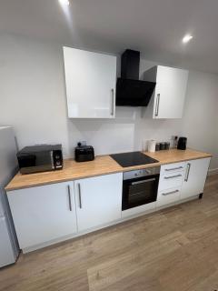 Modern 3-Bed Runcorn Home – Ideal for Longer Stays - 2