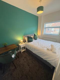 Modern 3-Bed Runcorn Home – Ideal for Longer Stays - 5