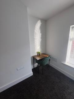 Modern 3-Bed Runcorn Home – Ideal for Longer Stays - 4