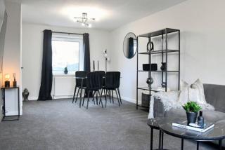 Free Parking-Sleeps 5 - 3 Bedroom House - Stunning Interior - 0