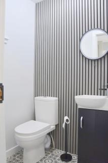 Free Parking-Sleeps 5 - 3 Bedroom House - Stunning Interior - 2
