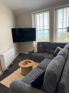 Modern 1 Bed Sea View Apartment Sleeps 4 - 6