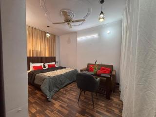 Prime 2BR Home Near Delhi Airport & Central Connectivity - 5