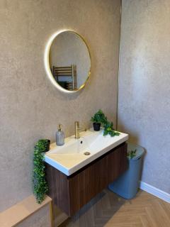 Modern 1 Bed Sea View Apartment Sleeps 4 - 5