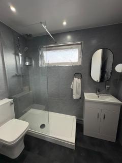 2 bed home Free Parking City Centre & Hydro - 1