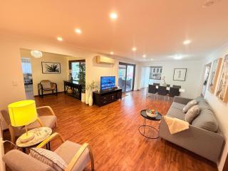 Amazing location 4 bedroom &Pet friendly& Fully Fenced - 0