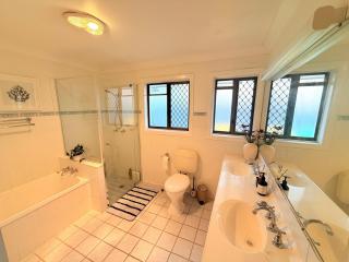 Amazing location 4 bedroom &Pet friendly& Fully Fenced - 2