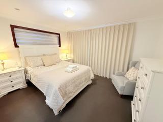 Amazing location 4 bedroom &Pet friendly& Fully Fenced - 1