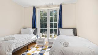 The Hamilton - 5 BED nr NEC - 2