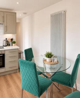 2 Bed Apt - Sleep 4 - Balcony - Town Centre - 5