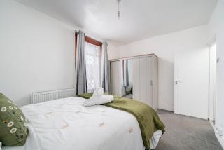 Elegant 4Bedroom House With Garden, Parking & Excellent Transport Links in Rochester - 0