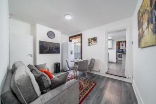 Elegant 4Bedroom House With Garden, Parking & Excellent Transport Links in Rochester - 8