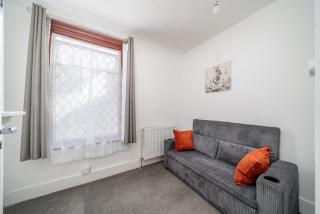 Elegant 4Bedroom House With Garden, Parking & Excellent Transport Links in Rochester - 5