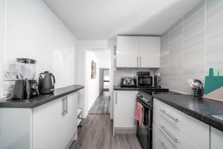 Elegant 4Bedroom House With Garden, Parking & Excellent Transport Links in Rochester - 2