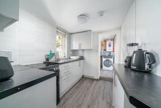 Elegant 4Bedroom House With Garden, Parking & Excellent Transport Links in Rochester - 1