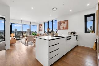NEW Gold Coast Riverfront Penthouse with City views - 2