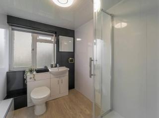 Free Parking | 3 Bedrooms | Sleeps 7 | Airport - 8