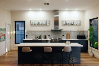 Generous Family Home with a Massive Entertainment and heated pool close to city - 3